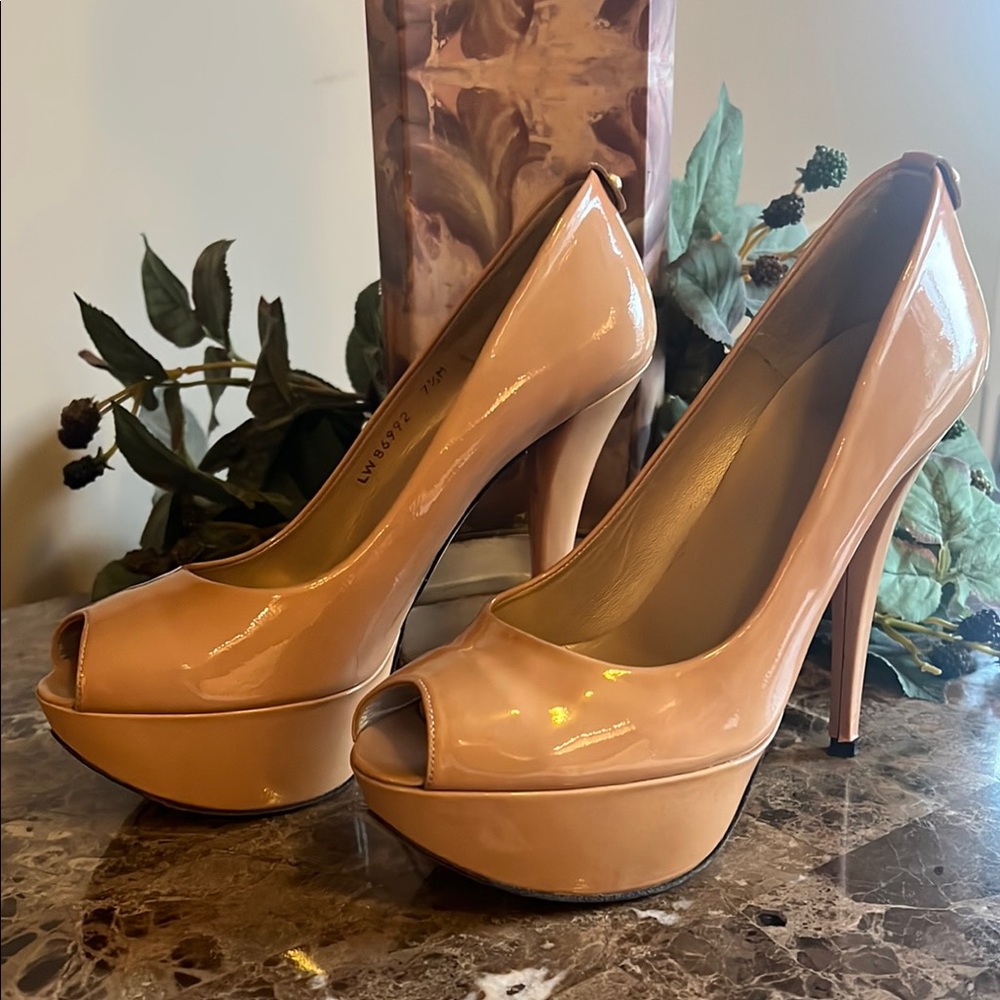 Stuart Weitzman Patent Leather Tan Platform Peep Toe Heels. Size 7.5